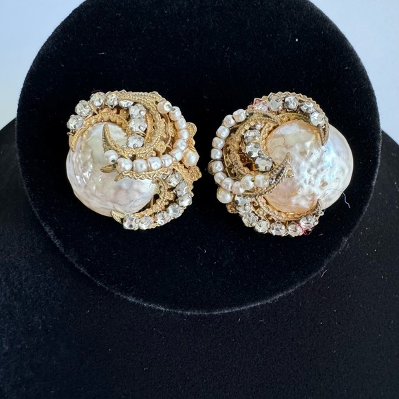 Miriam Haskell Clip Earrings Baroque Pearl Celestial Gold Tone 50s Rhinestone - Picture 2 of 12